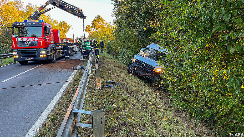 Kleintransporter über Leitschiene geschleudert
