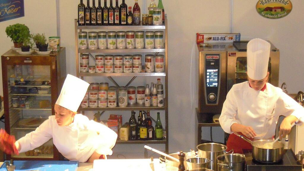 Martina Hechenberger (rechts) und Alexandra Scheibner (links) haben beim Big Cooking Contest gezeigt, dass sie auch unter Zeitdruck kreativ sein und tolle Gerichte zaubern können.