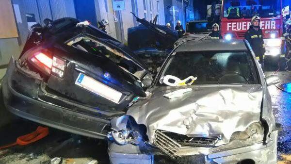 Pkw prallte gegen geparkte Autos
