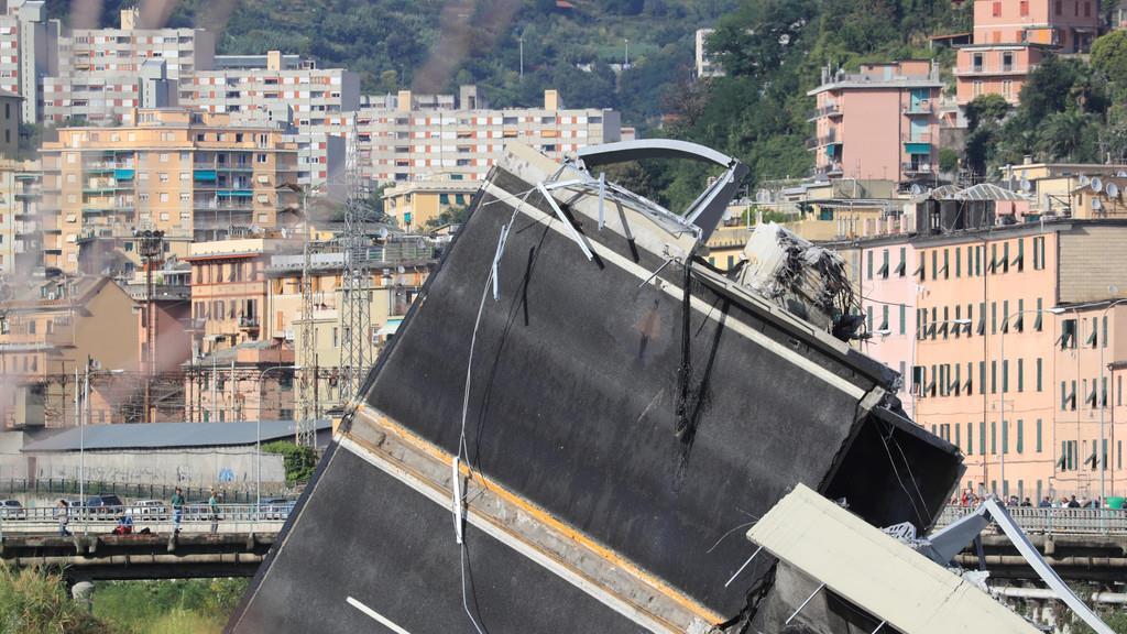 Autobahnbr\u00fccke st\u00fcrzt in Genua ein II