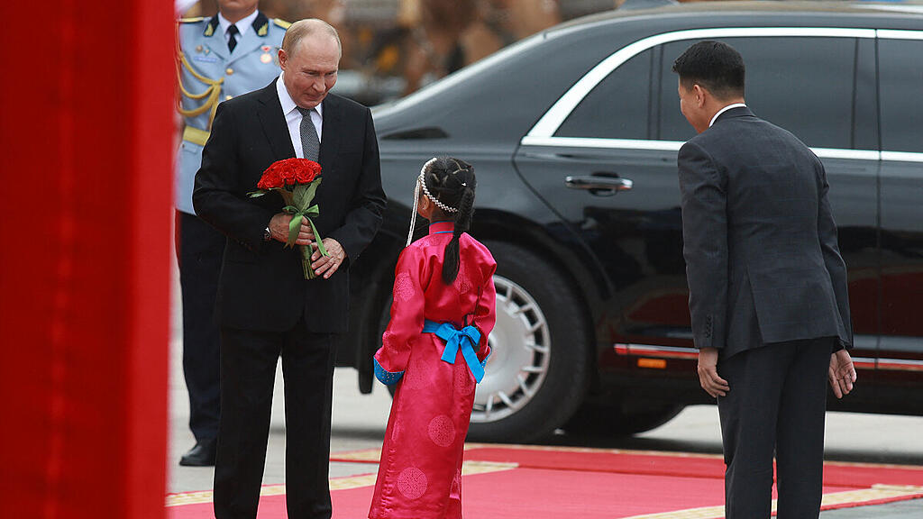 Ein Kind übergab dem wegen Kinderdeportationen gesuchten Putin Blumen