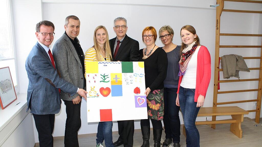 Im Bild: Andreas Wimmreuter (LAbg), Thomas Diller (AVOS-GF), LH-Stv. Walter Steidl und das Therapie-Team von AVOS.