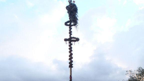Sturm knickt Maibaum in Bad Ischl
