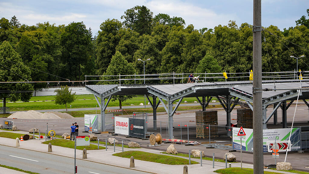 Photovoltaik-Carport-Anlage vor Red-Bull-Arena