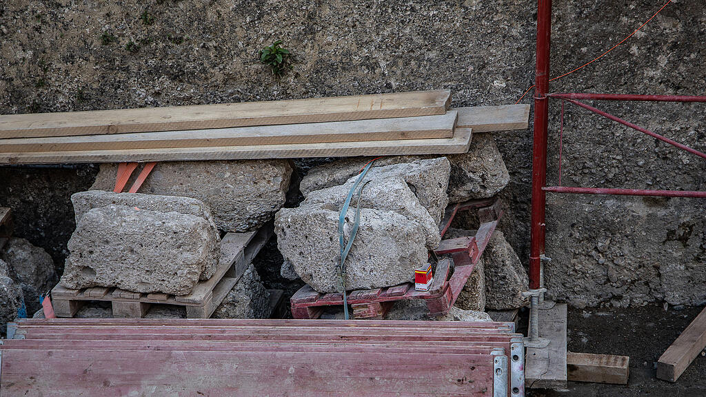 Arbeiten an Wehrmauer in Salzburg-Mülln