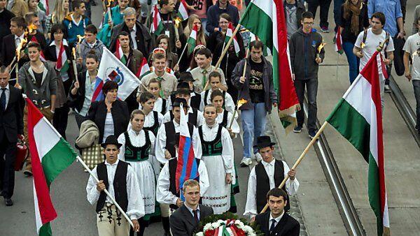 Marsch von Regierungstreuen im Zentum von Budapest