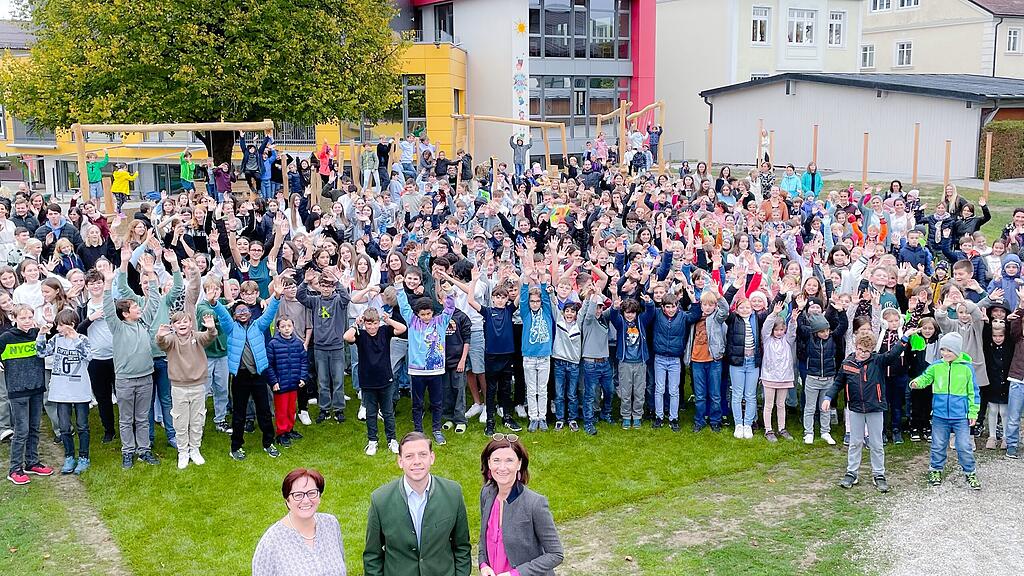 Eugendorf_Neue Sportanlage beim Schulhof eröffnet_Gruppenfoto 2_© Marktgemeinde Eugendorf-Wintersteller.jpg