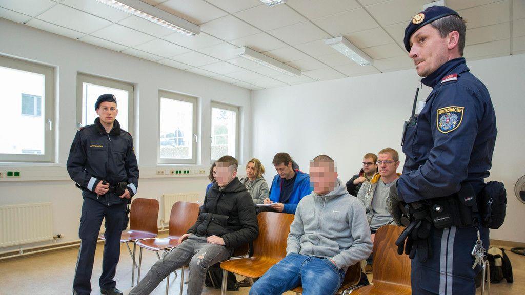 Überfall auf Taxilenkerin: Zwei Teenager vor Gericht