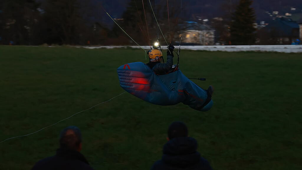 Paragleiter über der Festung