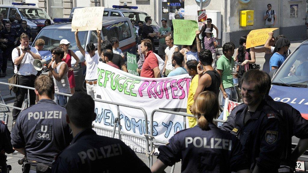 Demo gegen Abschiebung der Flüchtlinge vor Wiener Servitenkloster