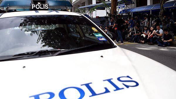 Die Polizei fahndet nach weiteren Verdächtigen