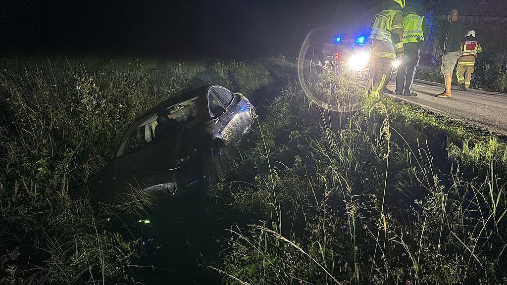 Auto in Böschung