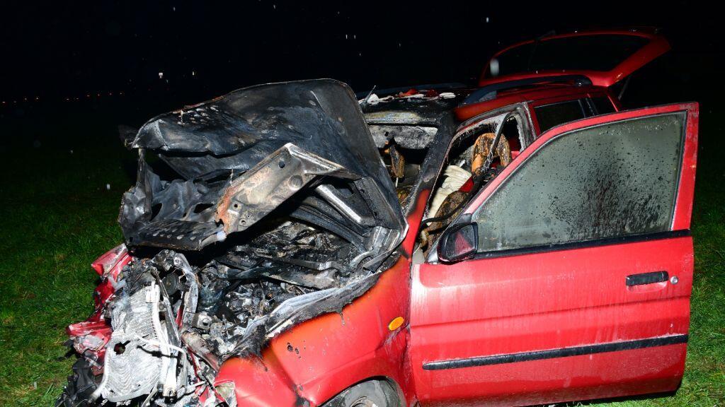 Das Auto stand nach der Kollision in Flammen - der Lenker konnte sich selbst aus dem Pkw befreien.