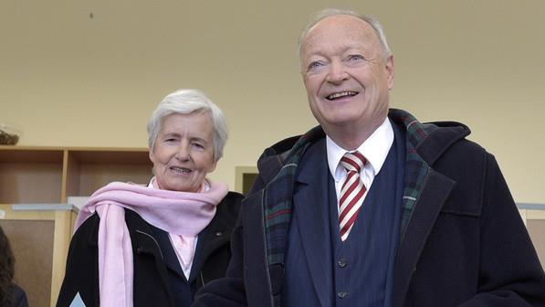 Kandidaten geben ihre Stimme ab