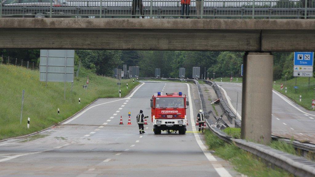Aufräumarbeiten an der A8