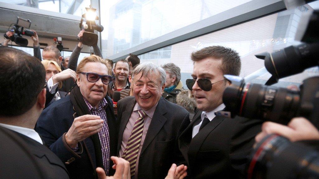 Helmut Berger verteilte Rosen in der Lugner City in Wien