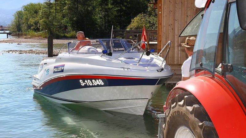 Polizeiboot im Wasser