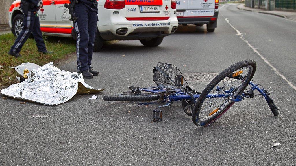 Fahrradfahrer kollidiert mit Pkw in der Stadt Salzburg: Schwer verletzt