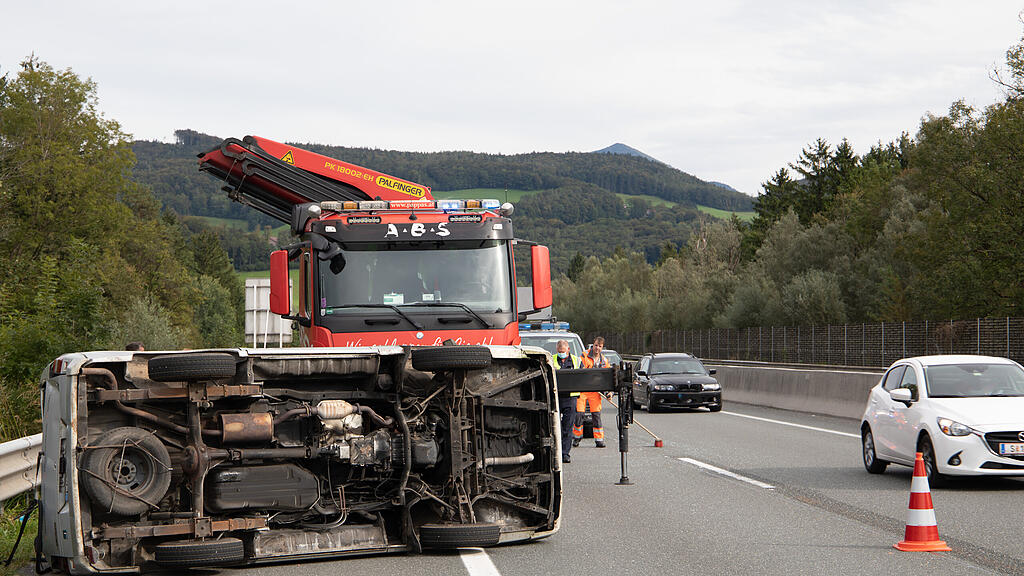 Verkehrsunfall A10 Puch: Kleinbus umgestürzt
