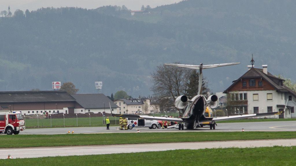 Salzburg Airport: Flugzeugfahrwerk knickt nach Rücklandung ein