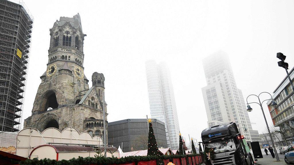 Lkw rast in Weihnachtsmarkt: Spurensicherung