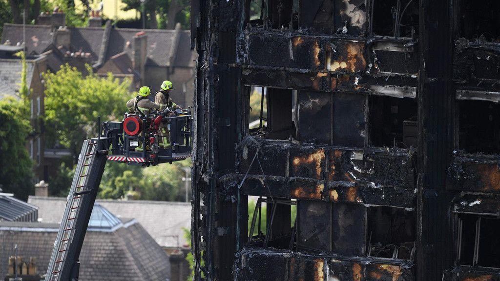 Brand in Londoner Hochhaus: Tiefe Trauer, Einsatz geht weiter