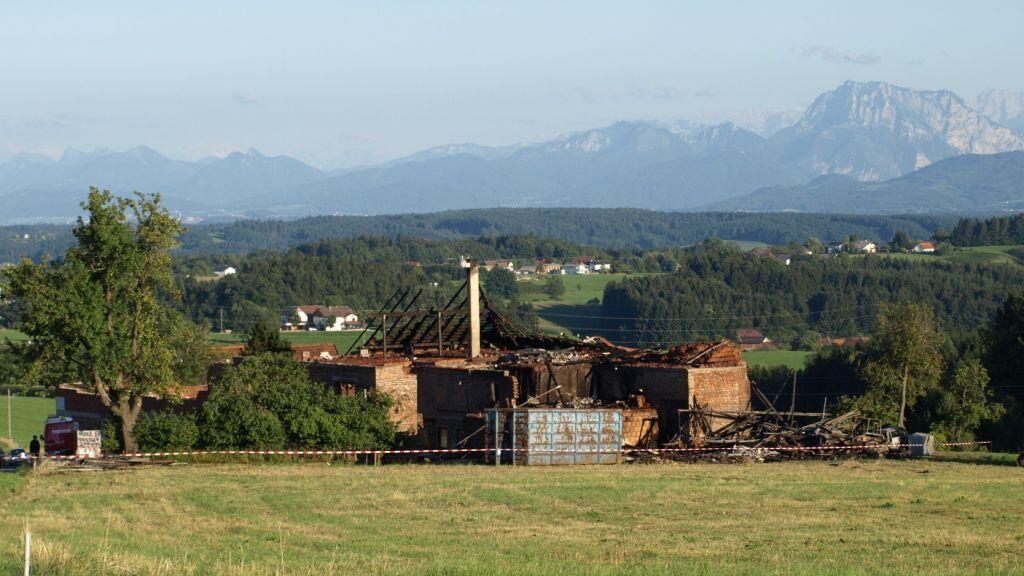 Das Feuer zerstörte den gesamten Hof. Der Schaden beträgt rund 500.000 Euro.