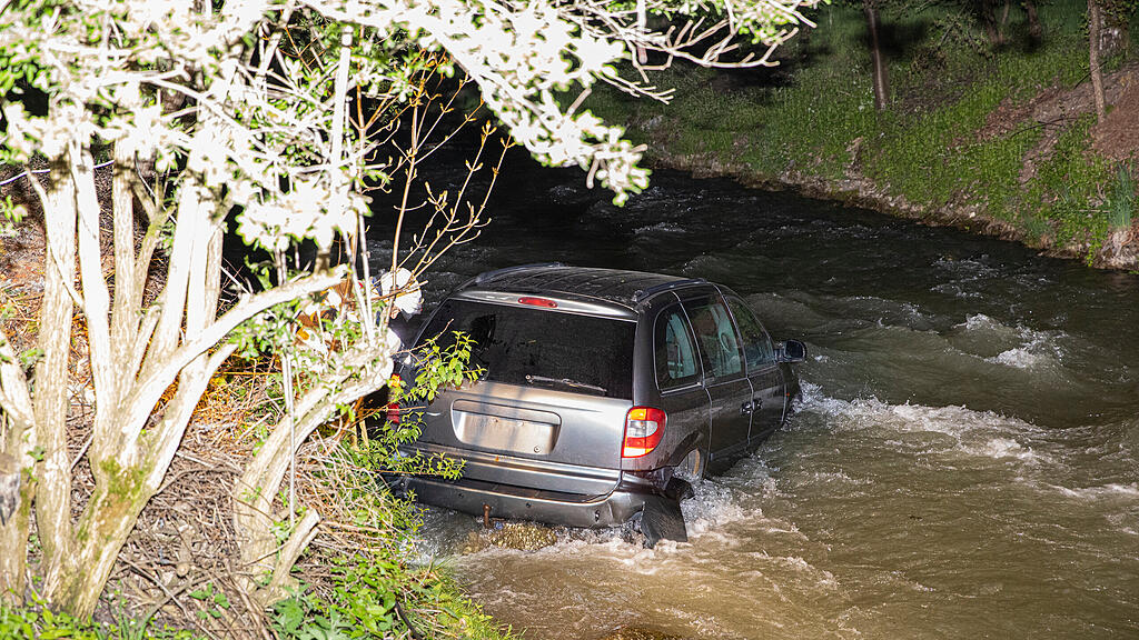Auto rollt in Enns