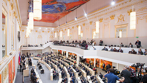 Blick in den Plenarsaal des Parlaments