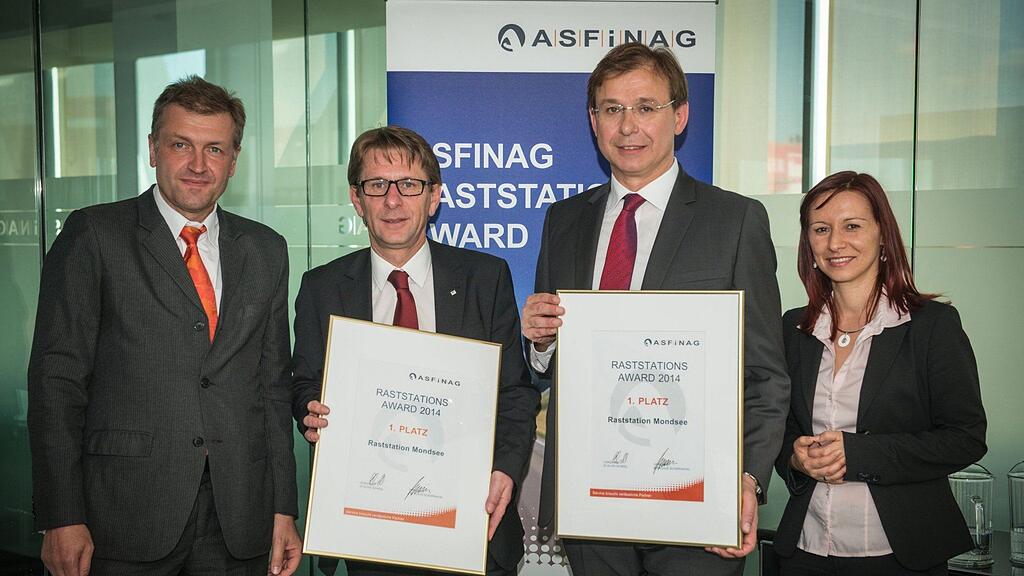 Asfinag-Vorstand Klaus Schierhackl gratuliert Alois Wach (OMV) und Wolfgang Rosenberger (Landzeit) zum Sieg der Raststation Mondsee – Daniela Höllerbauer testete die Raststationen.