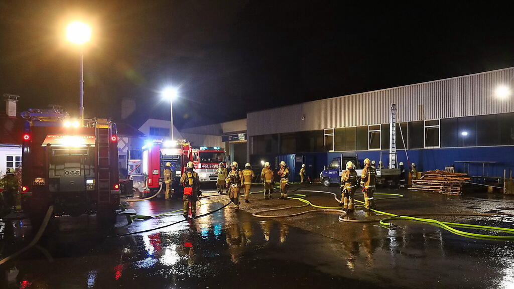 Feuerwehr-\u00dcbung: Brand in Salzburger Lager