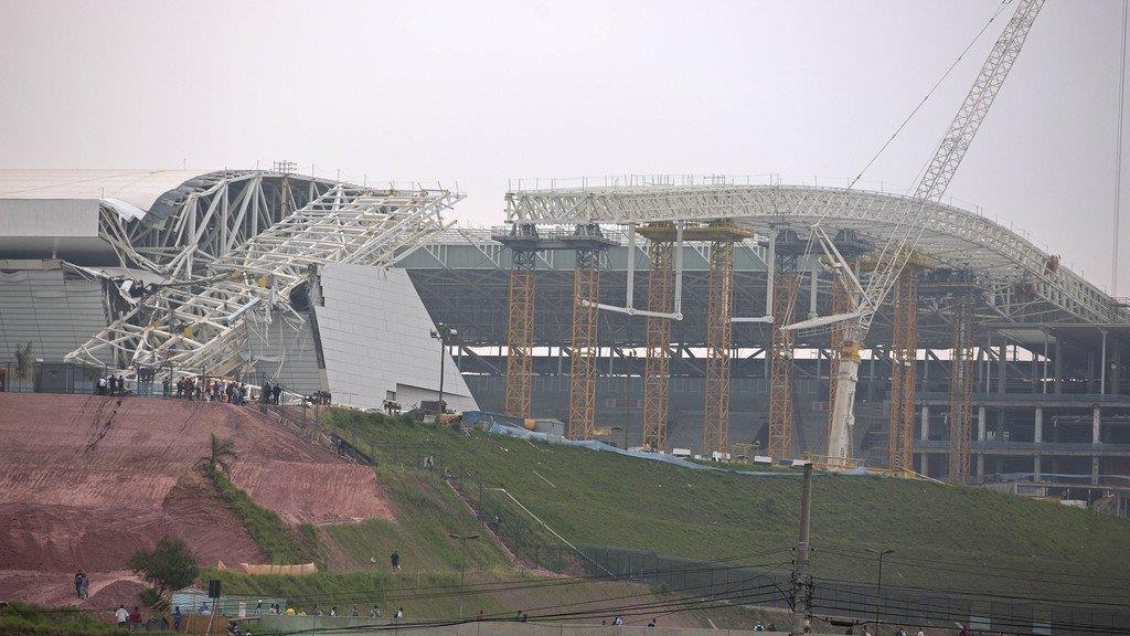 Brasilien: Kran stürzt auf WM-Stadion