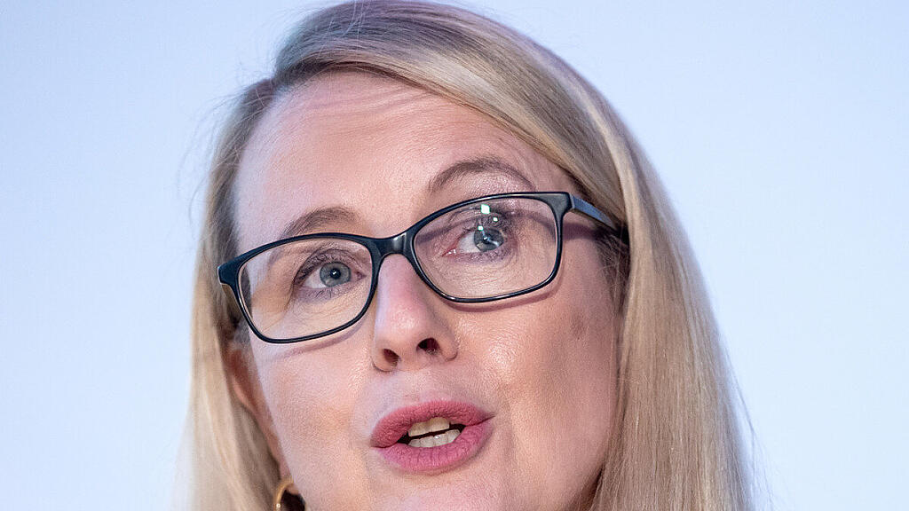 Laut Schramböck ist nicht alles so fix wie von Strache dargestellt