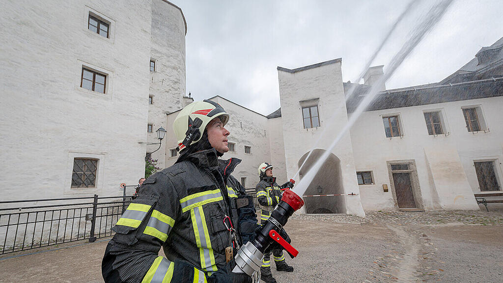 Feuerwehr-Übung auf der Festung, II
