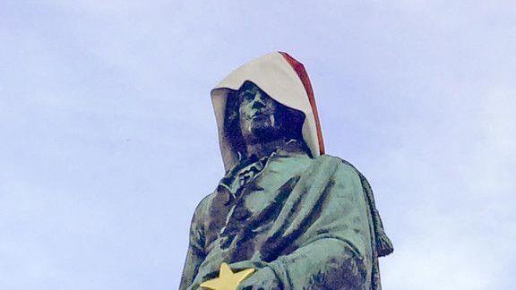 Mozartstatue als Weihnachtsmann
