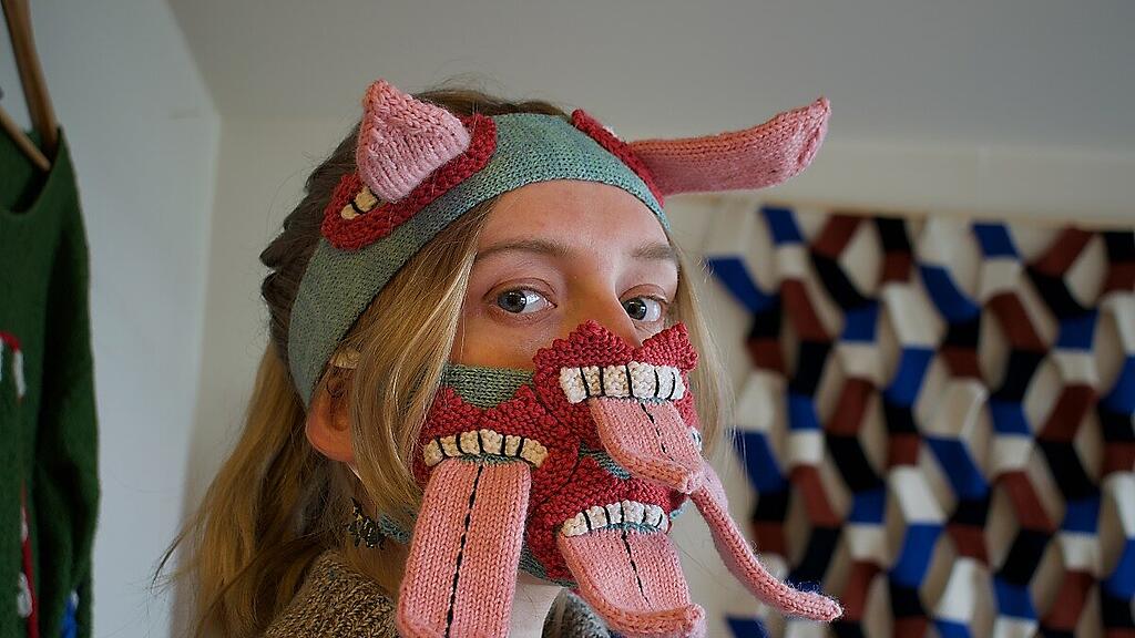 Die Masken "halten die Menschen voneinander fern"