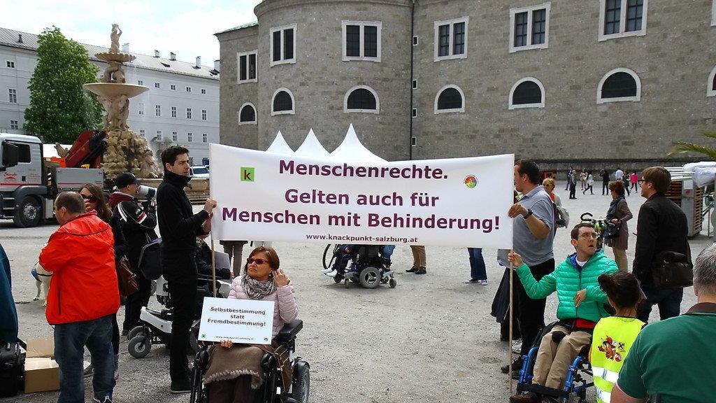 Menschenkette am Residenzplatz