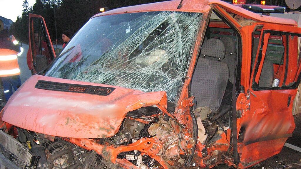 Ein Mann musste aus dem Pritschenwagen von der Feuerwehr befreit werden.