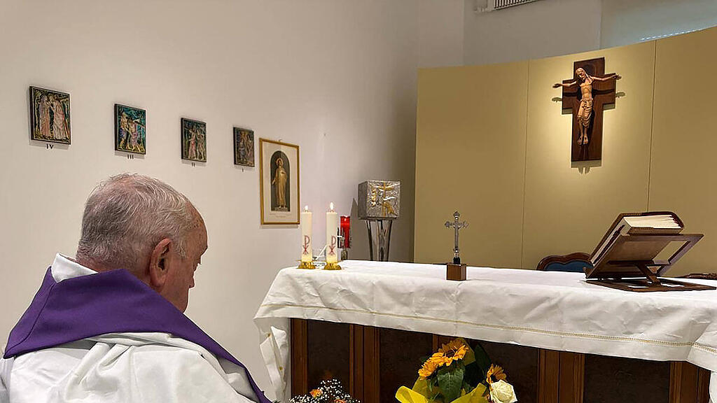 Papst bei einer Messe in der Kapelle der Gemelli-Klinik