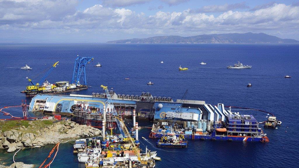 Wrack der Costa Concordia ist aufgerichtet