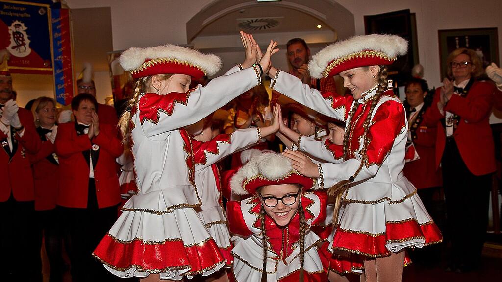 Die Gardemädchen der Salzburger Faschingsgilde.