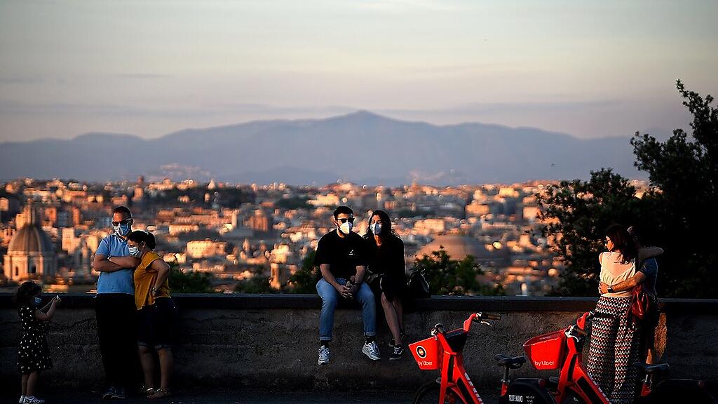Viele Italiener strömten auf die Straßen