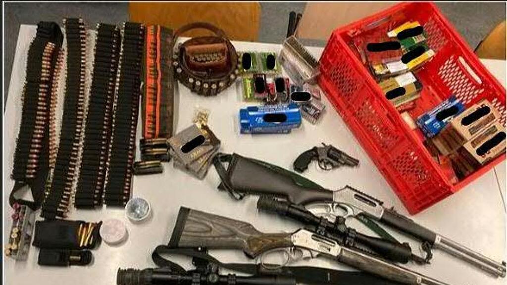 Waffen und 1.600 Patronen sichergestellt