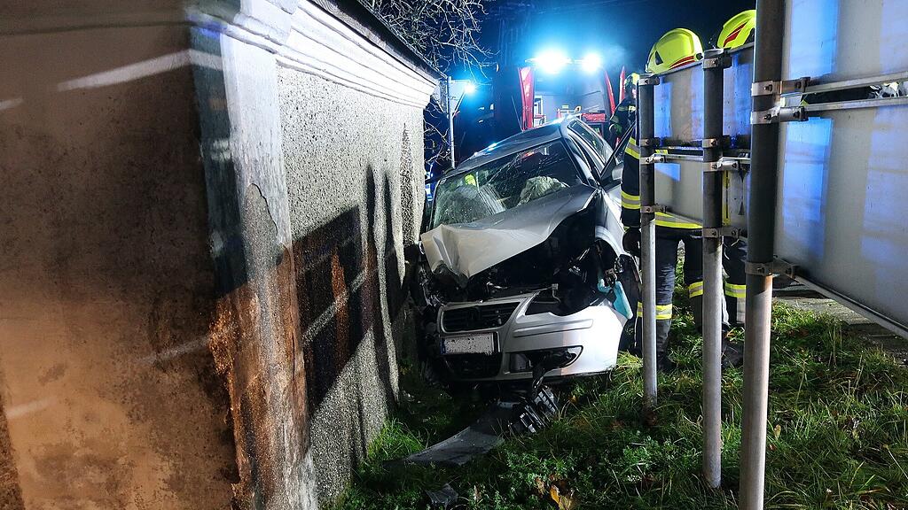 Auto gegen Kapelle in OÖ