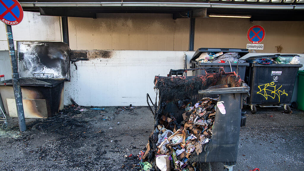 M\u00fclleimer gesprengt und Altpapiercontainer in Brand gesetzt