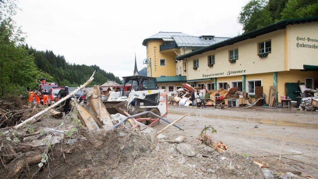 Aufräumarbeiten in Hüttau
