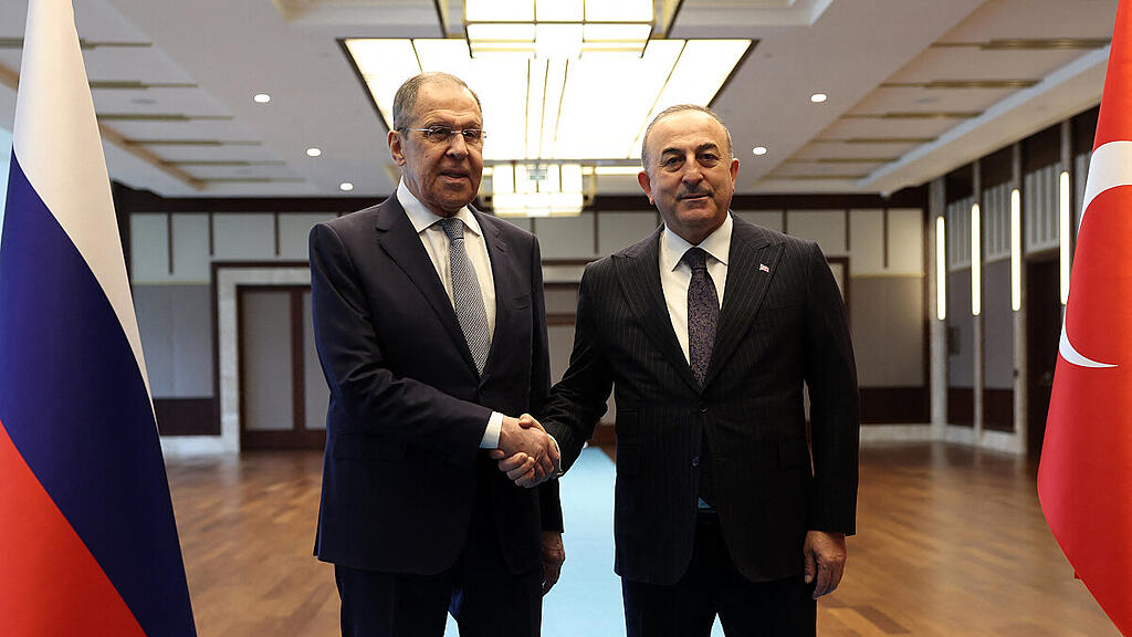 Lawrow (l.) von Cavusoglu empfangen