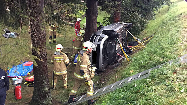 Das Auto des Mannes rollte über eine Böschung und landete zwischen zwei Bäumen.