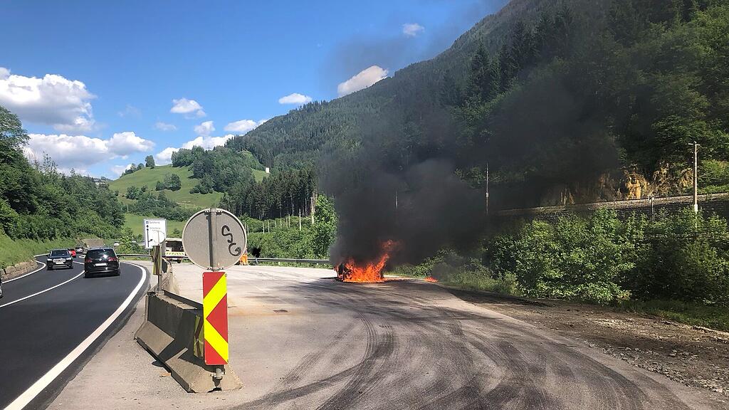 Auto in Vollbrand