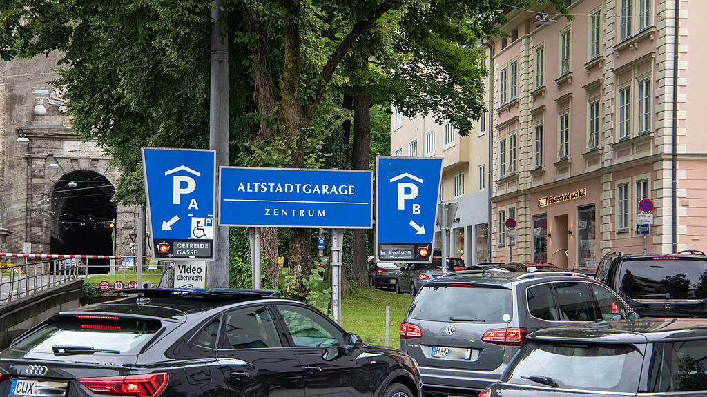 Touristen in Salzburger Altstadt
